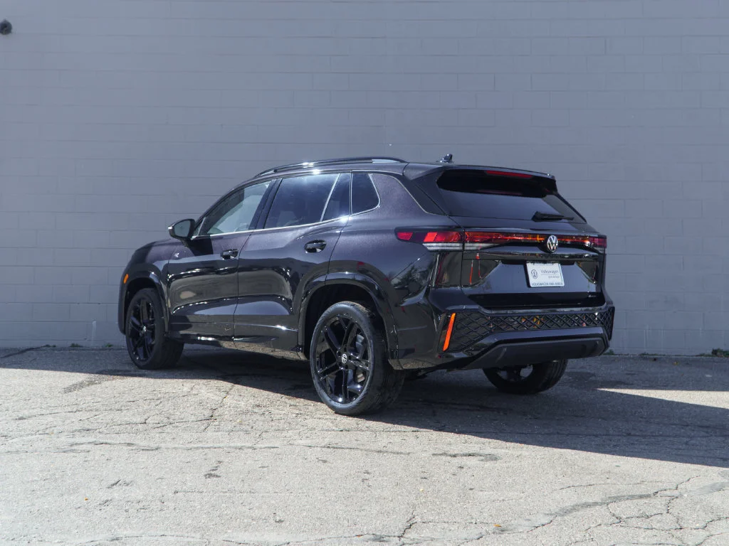 New 2026 Deep Black Pearl Volkswagen 2.0T SE R-Line Black image 4