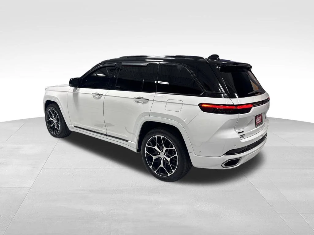 Used 2023 White Jeep Summit Reserve image 4