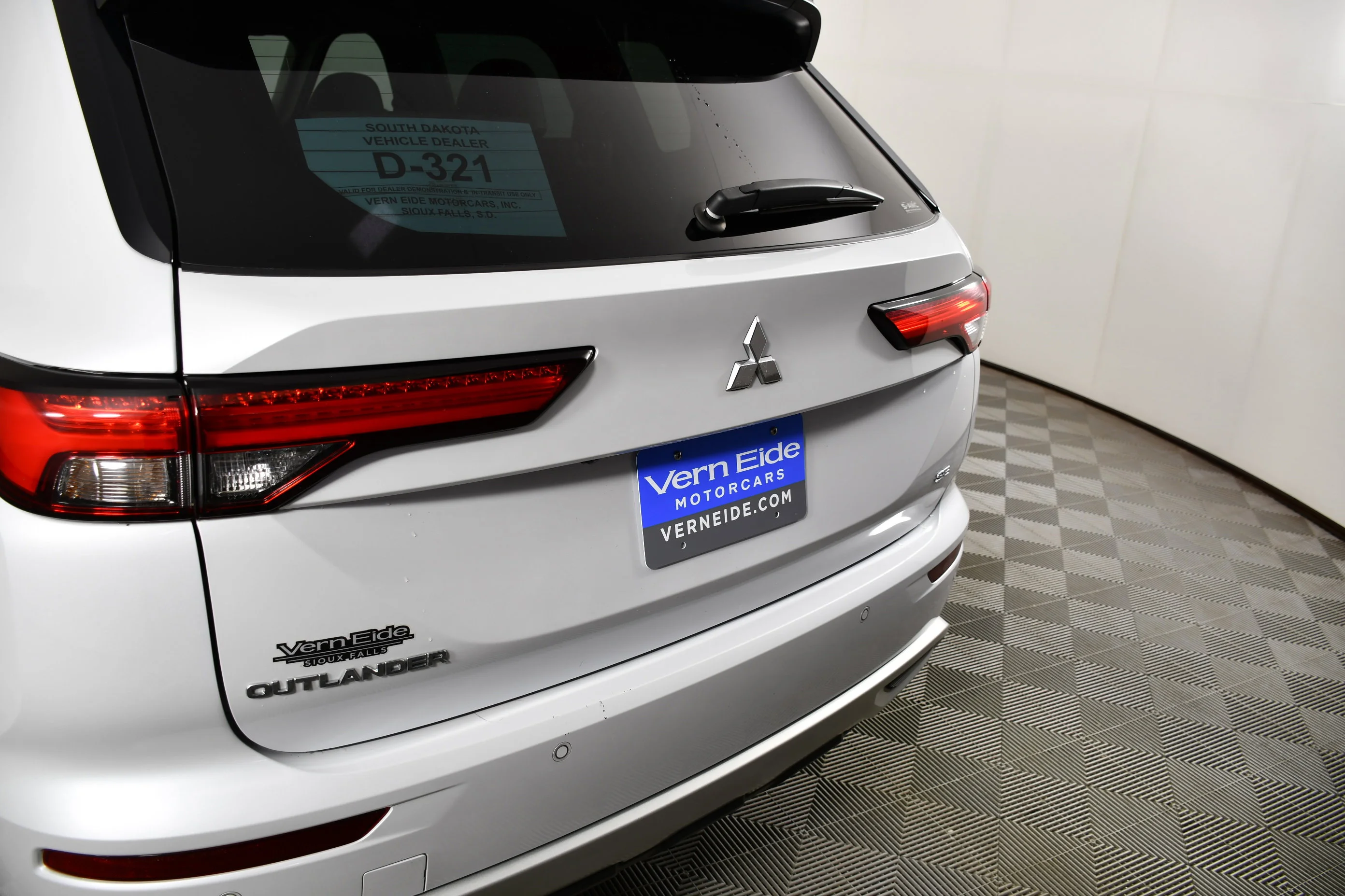 Certified Used 2023 White Diamond Mitsubishi SE image 15