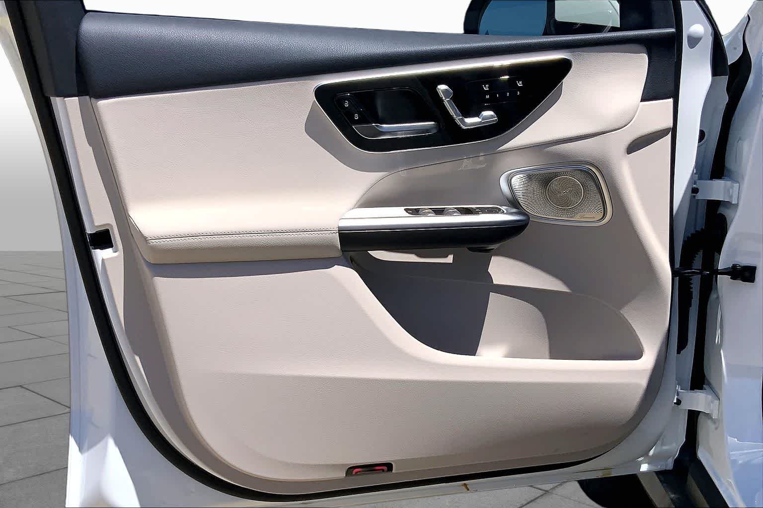 New 2026 Polar White Mercedes-Benz GLC 300 image 10