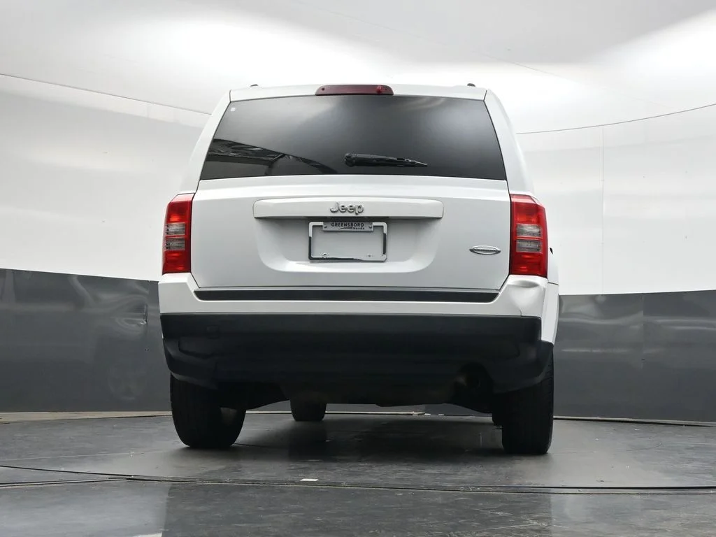 Used 2015 Bright White Clearcoat Jeep Latitude image 36