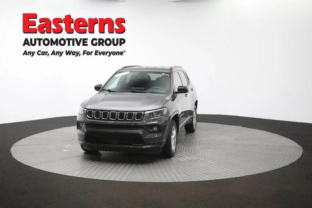 Used 2024  Jeep Latitude image 52