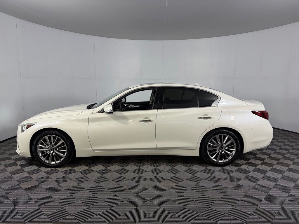 Used 2023 White INFINITI LUXE image 9