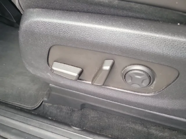 Certified Used 2025 White Kia LXS image 20