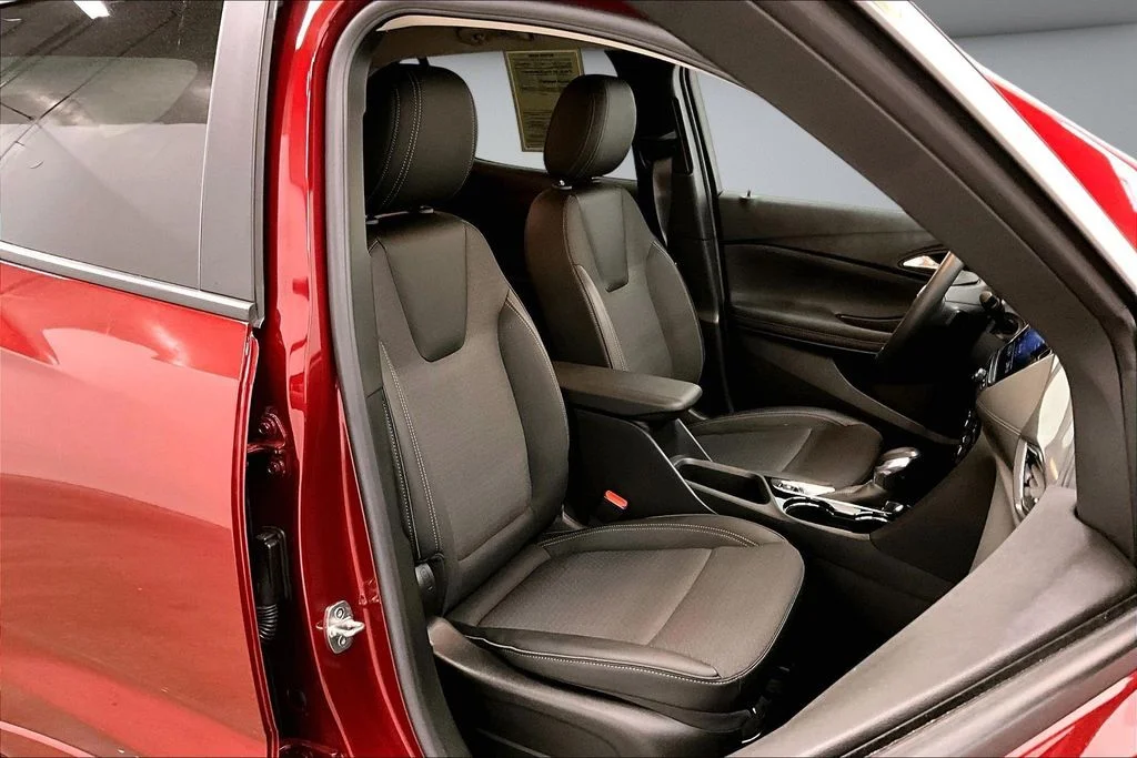 Used 2023 Red Buick Select image 30