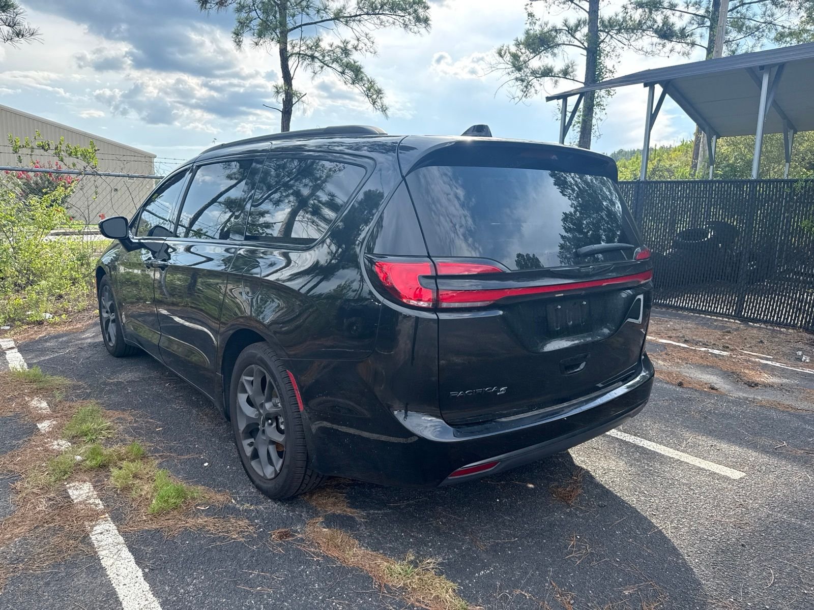 Used 2022 Black Chrysler Touring L image 5