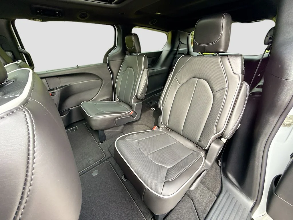 New 2027 Bright White Clearcoat Chrysler Limited image 26