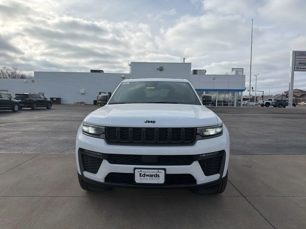 New 2026 Bright White Clear-Coat Exterior Paint Jeep Limited image 3