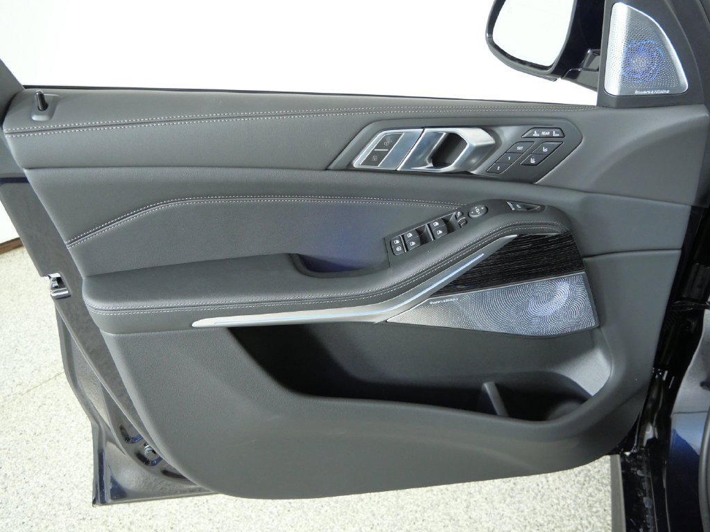 Used 2027 Black BMW xDrive40i image 37