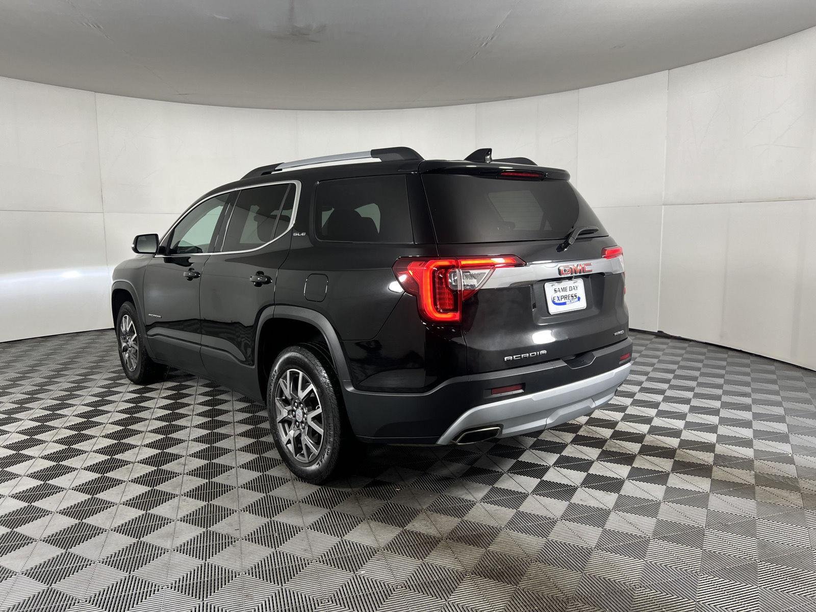 Used 2023 Ebony Twilight Metallic GMC SLE image 5