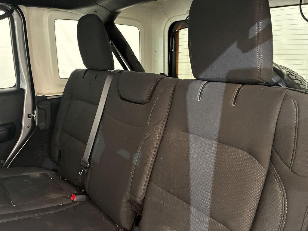 Used 2018 Silver Jeep Unlimited Sport S image 9