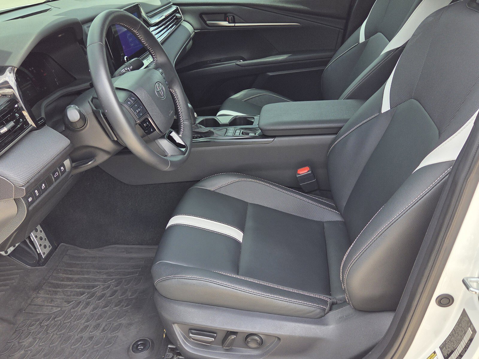 Used 2025 Ice Cap Toyota SE image 3