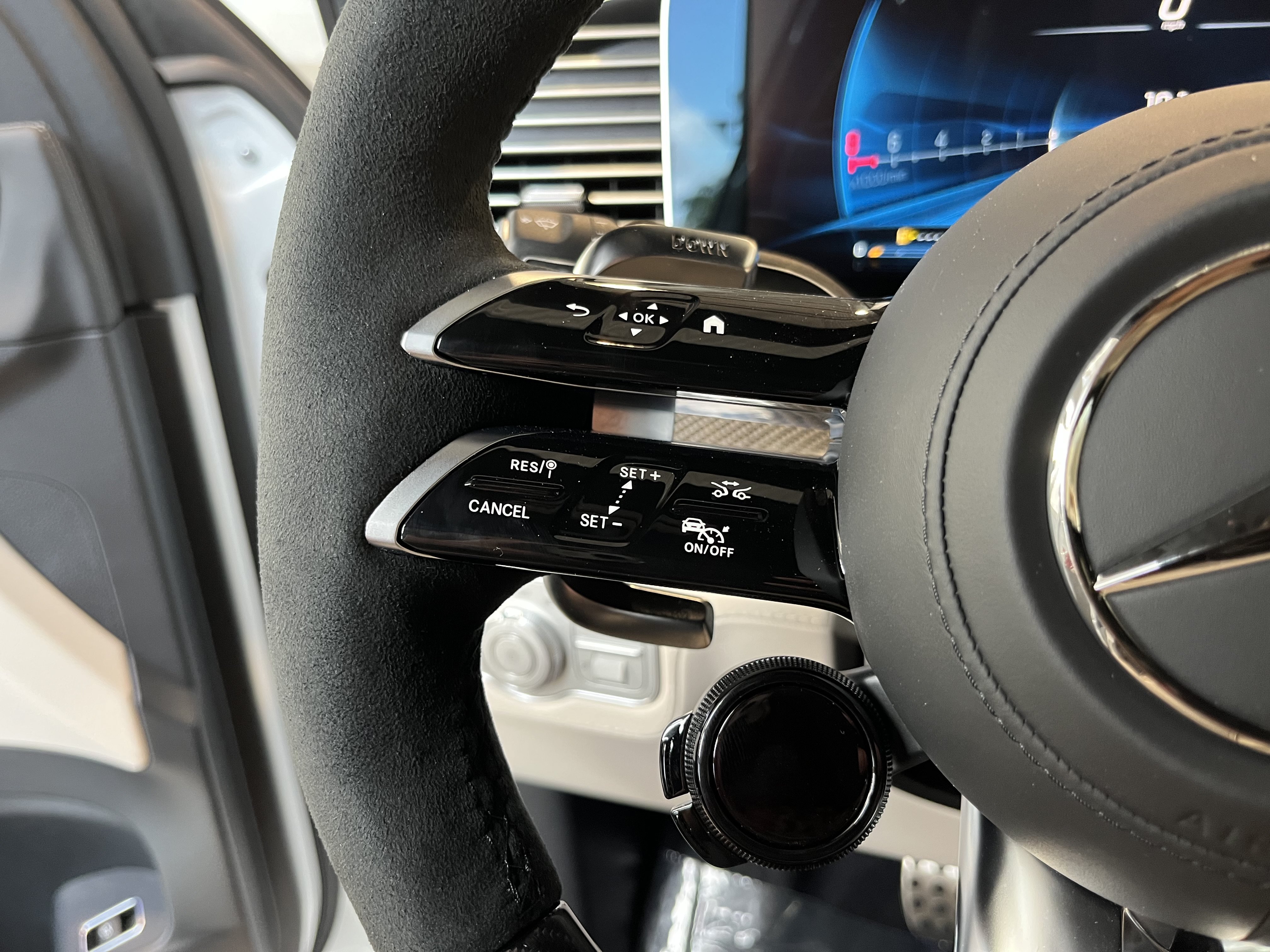 New 2026 MOONLIGHT WHITE Mercedes-Benz AMG® GLS 63 image 25