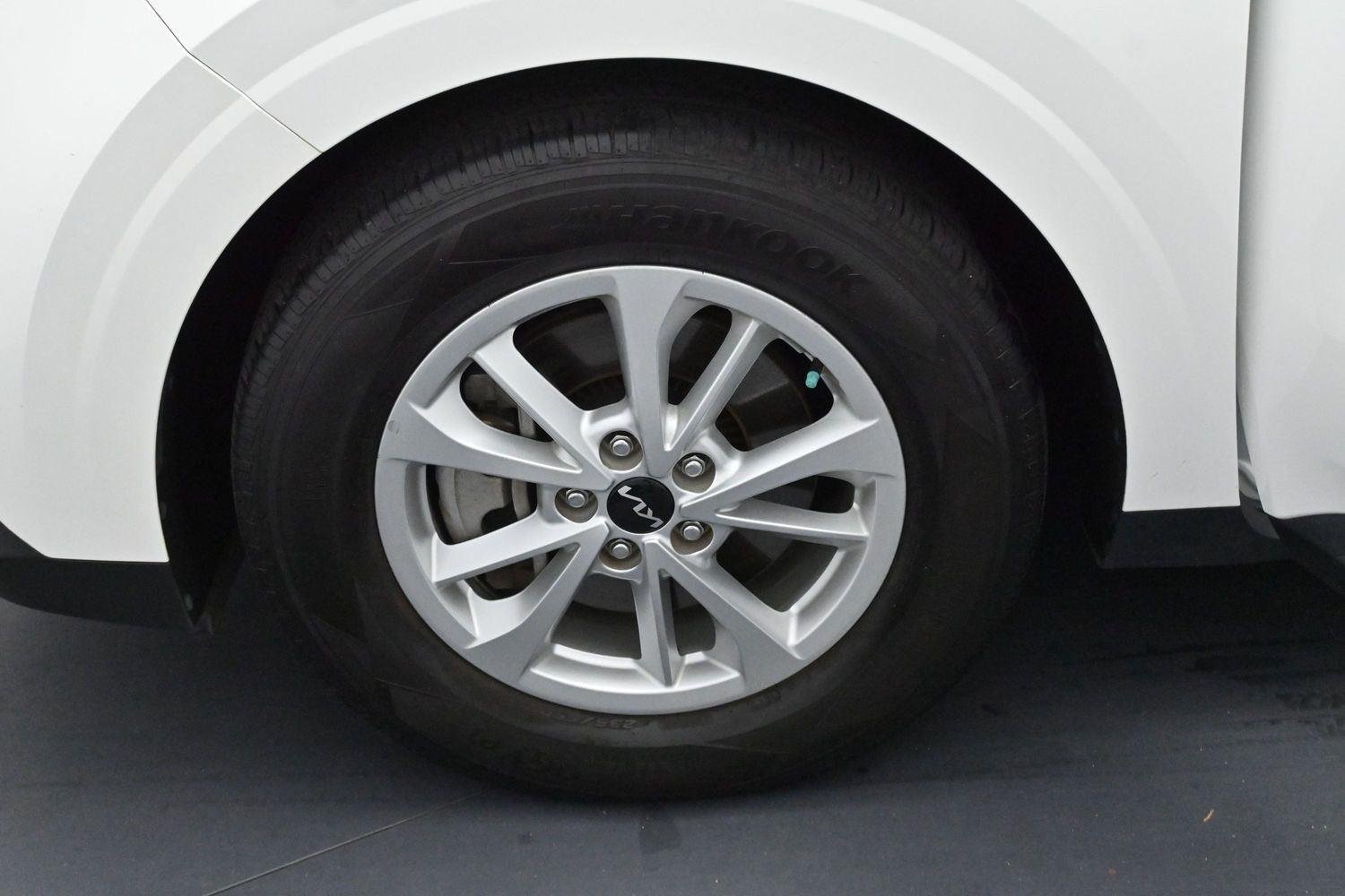 Used 2022 Snow White Pearl Kia LXS image 33