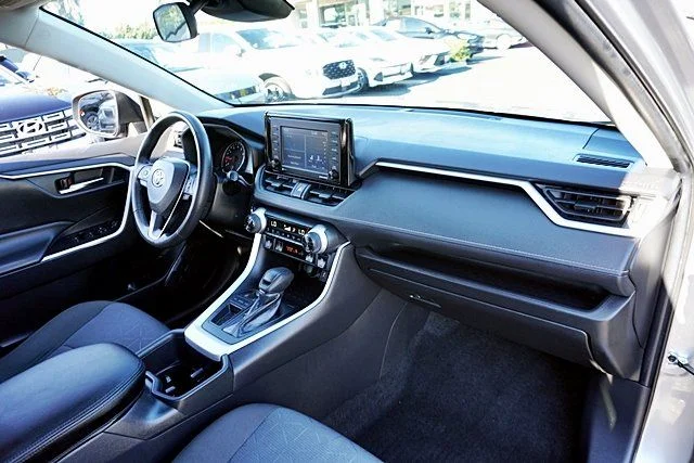 Used 2022 Silver Toyota XLE image 9
