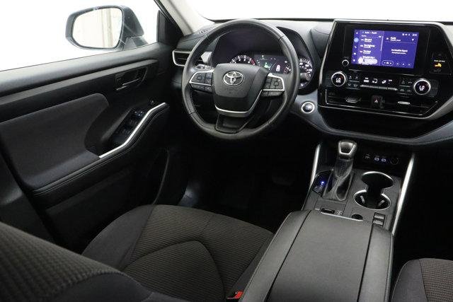 2025 Toyota Highlander LE - Photo 31