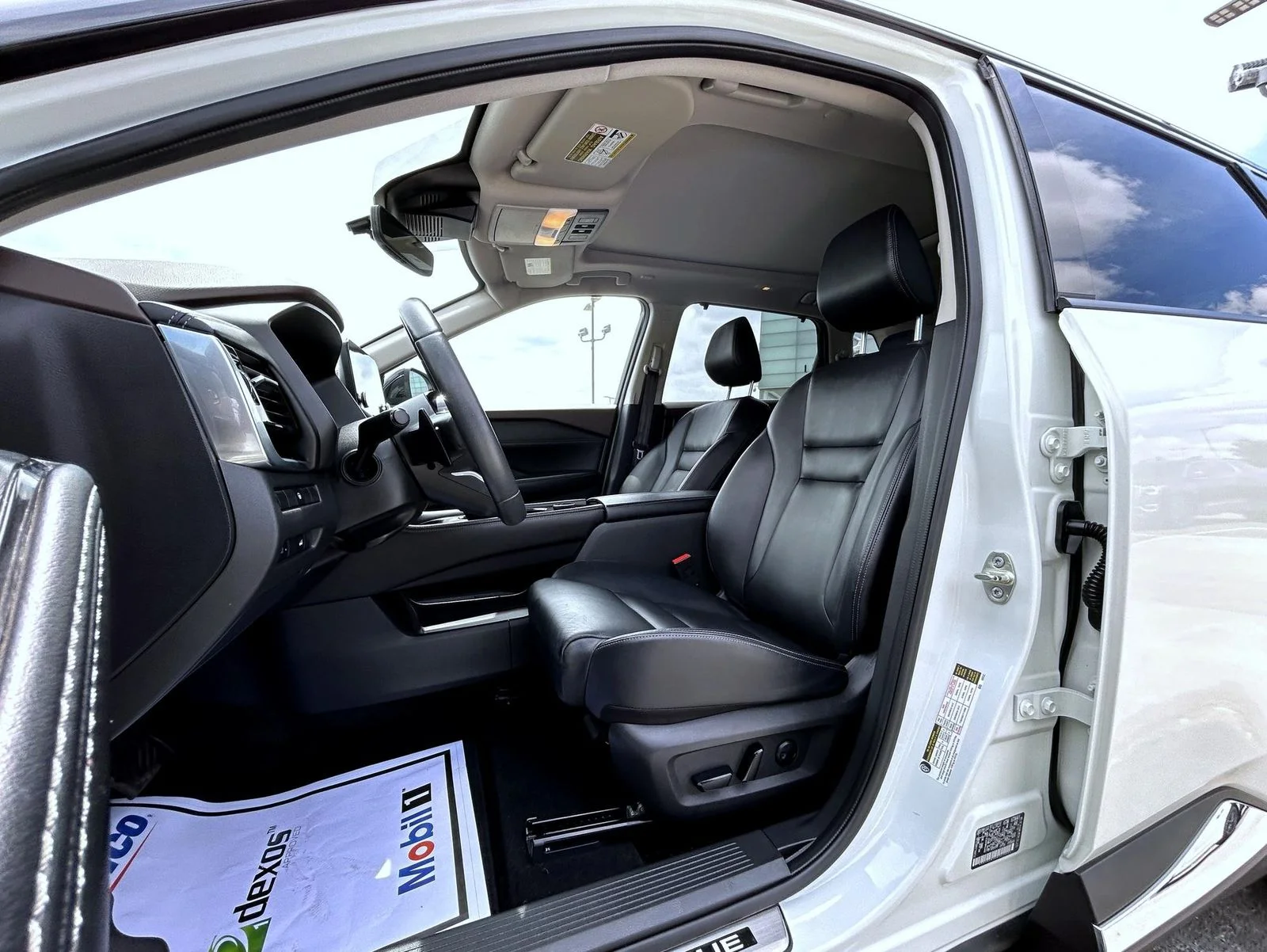 Used 2023 White Nissan SL image 10