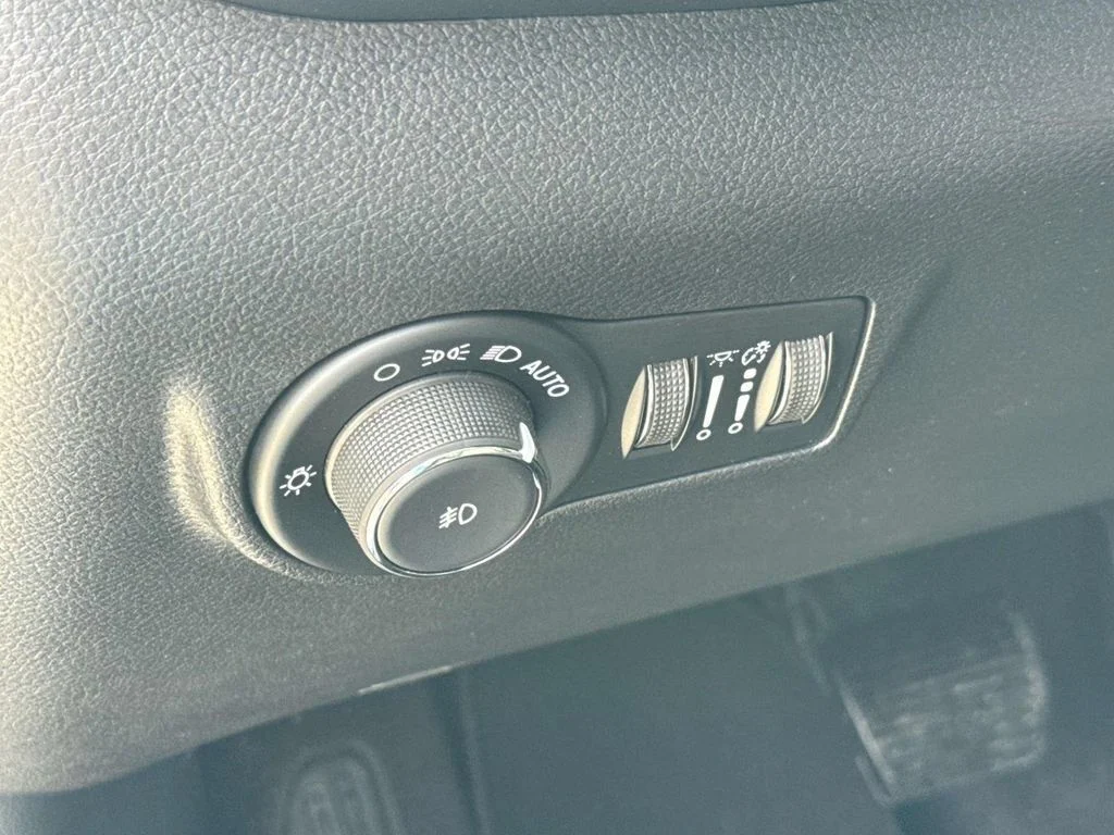 New 2026 Hydro Blue Pearlcoat Jeep Latitude image 26