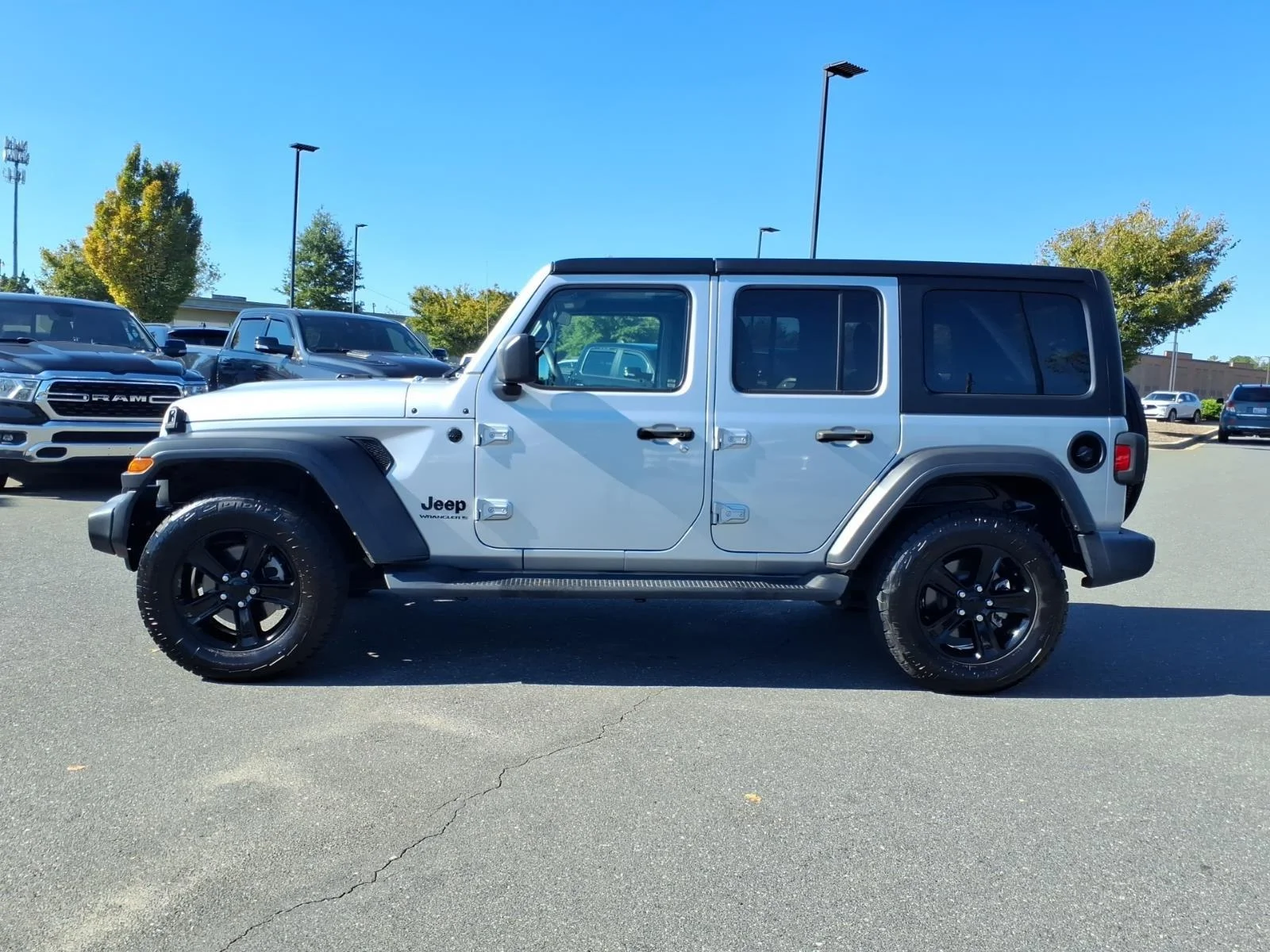 Used 2023 Silver Zynith Clearcoat Jeep Sport Altitude image 3