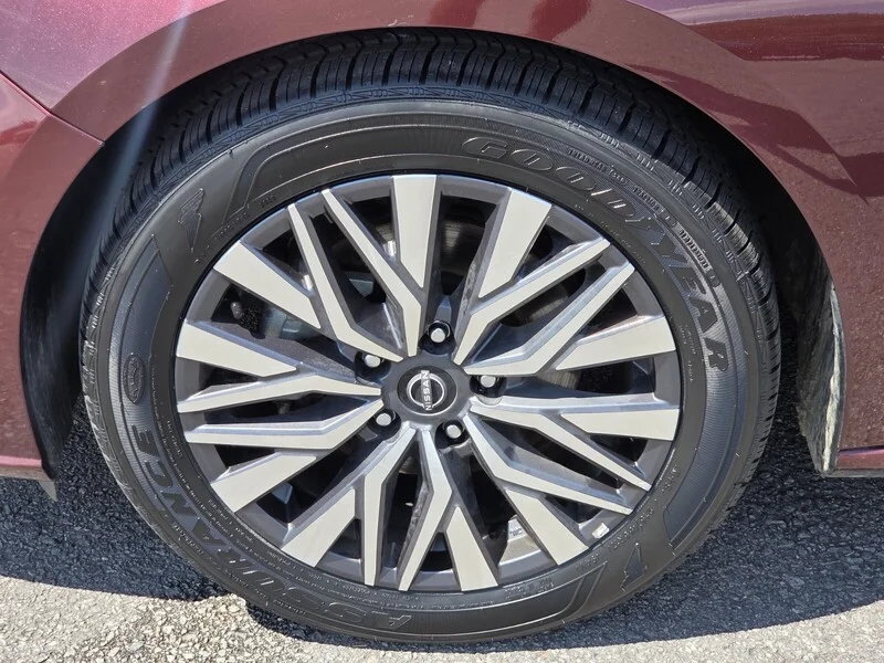 Used 2025 Garnet Pearl NISSAN 2.5 SV image 18