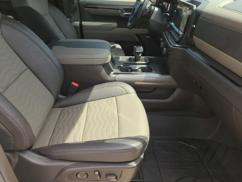 Used 2025 White Chevrolet ZR2 image 11