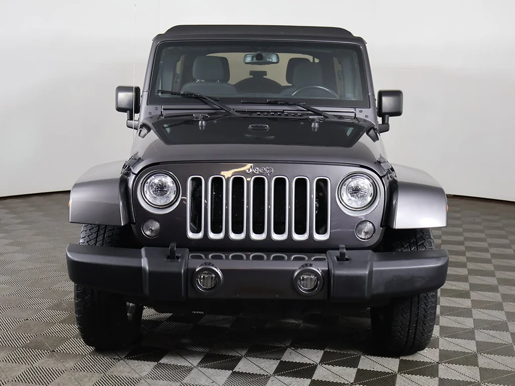 Used 2018 Crystal Metallic Jeep Unlimited Sahara image 6