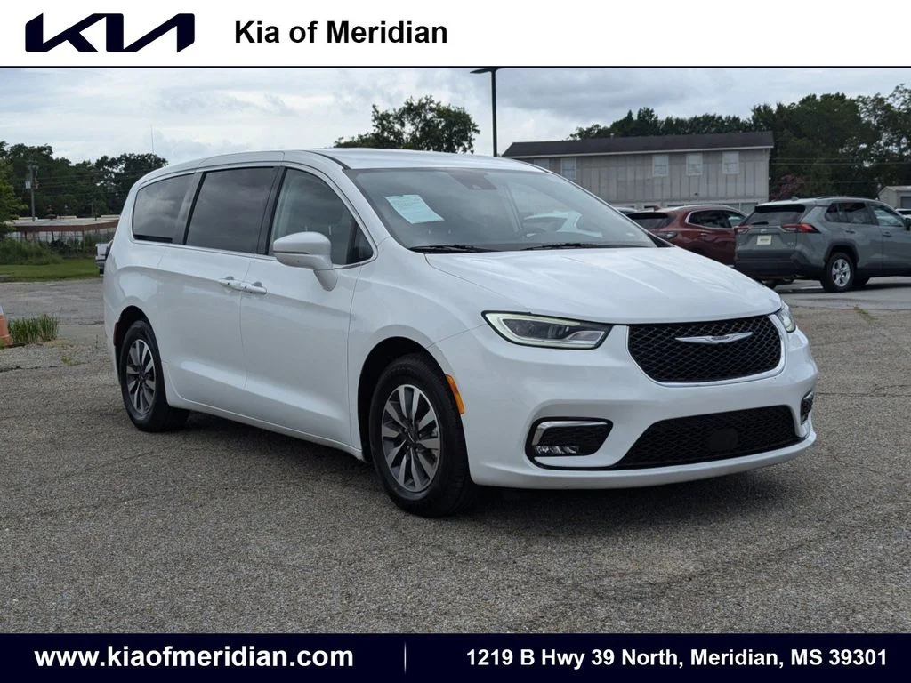 2022 Chrysler Pacifica Hybrid Touring L Hybrid's photo