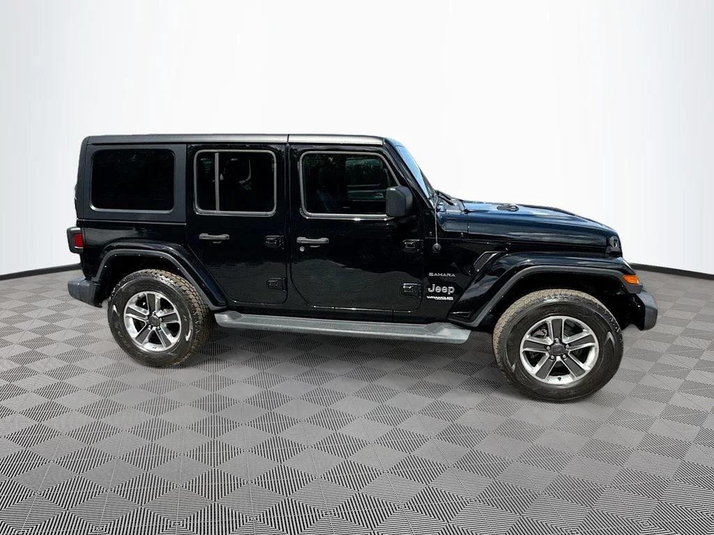 Used 2022 Black Jeep Unlimited Sahara image 5