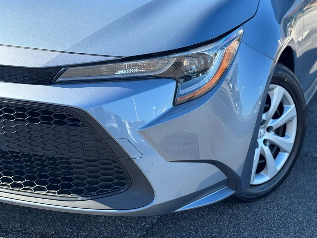 Used 2022  Toyota LE image 5