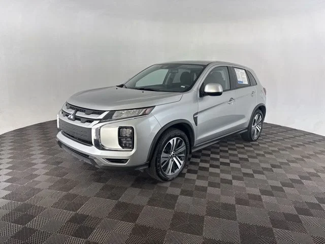 Used 2024 Black Mitsubishi  image 3