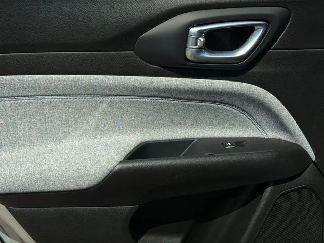 Used 2025 Silver Jeep Latitude image 20