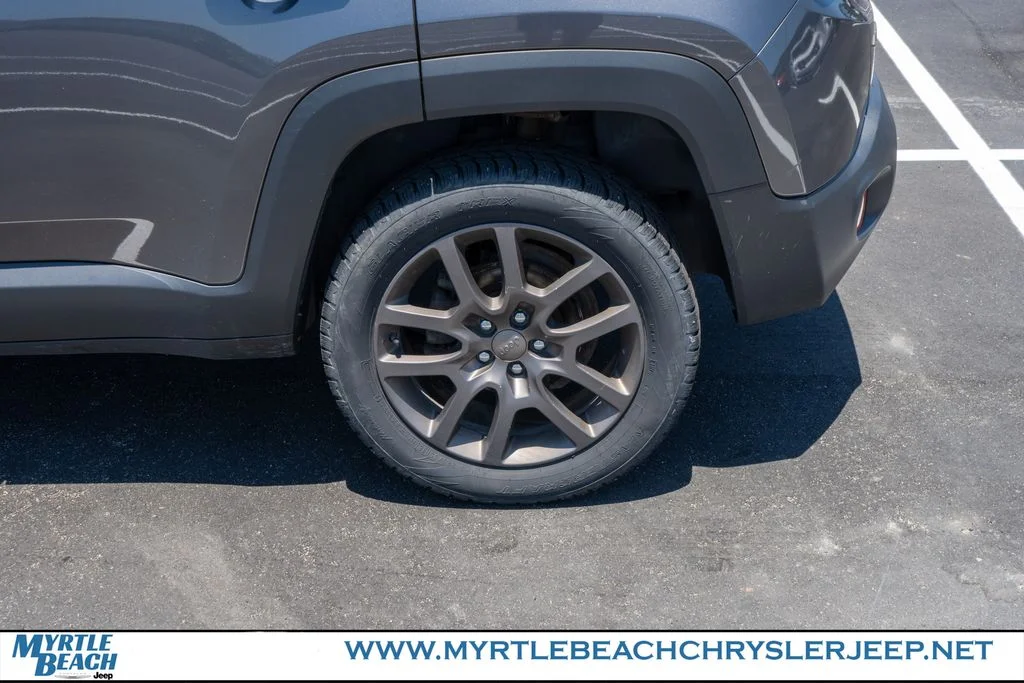 Used 2016 Granite Crystal Metallic Clearcoat Jeep Latitude image 12