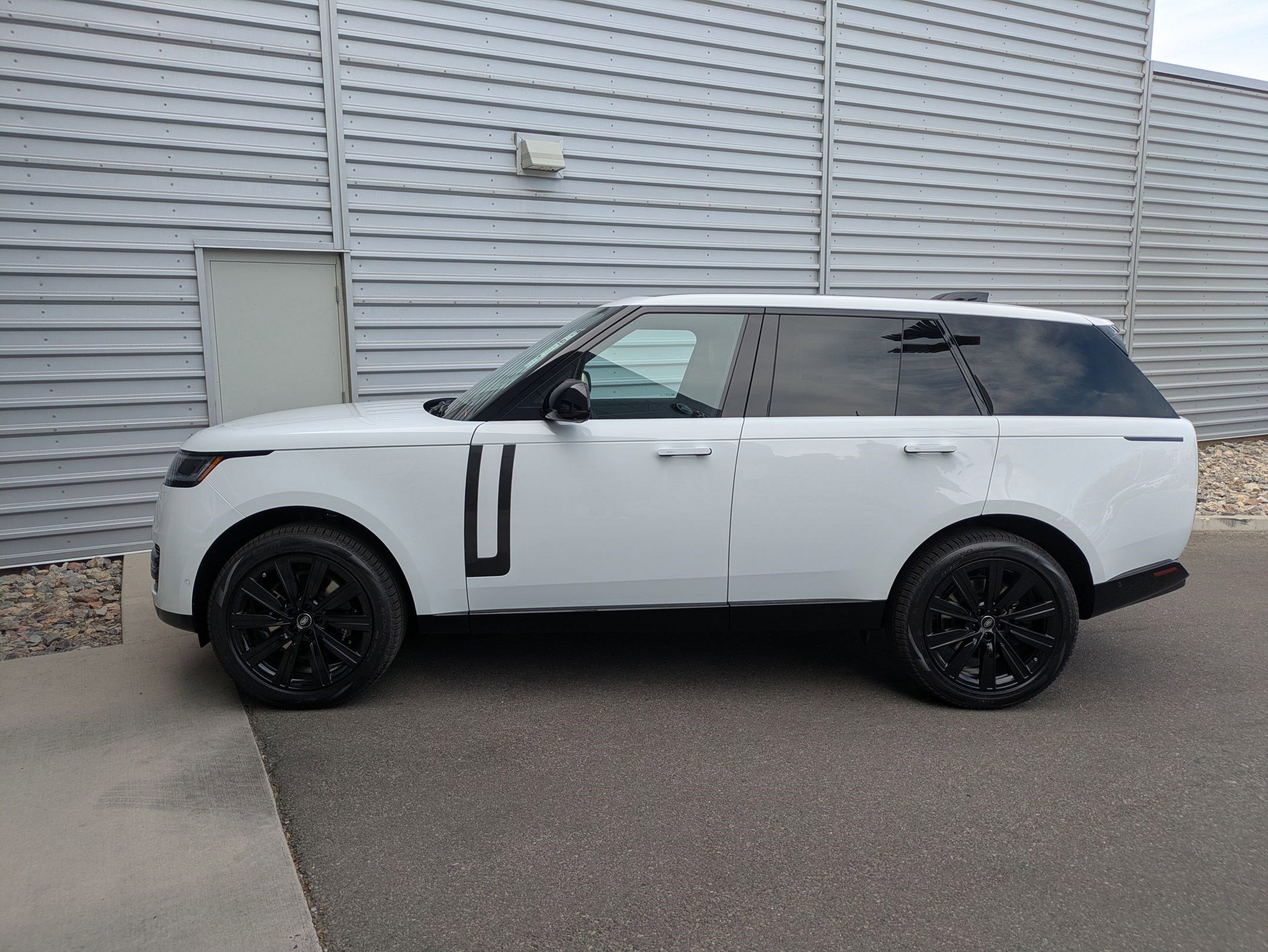 New 2025 Fuji White Land Rover SE image 2