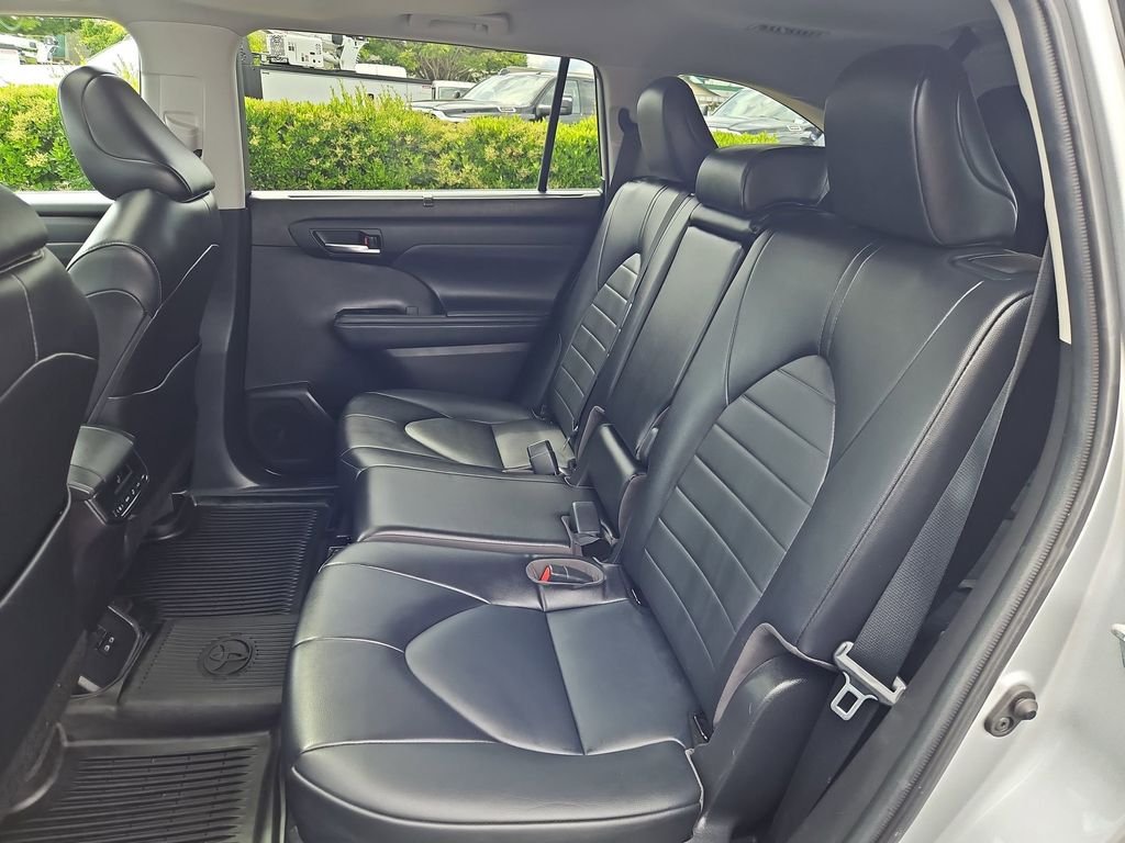 Used 2022 Silver Toyota XLE image 23