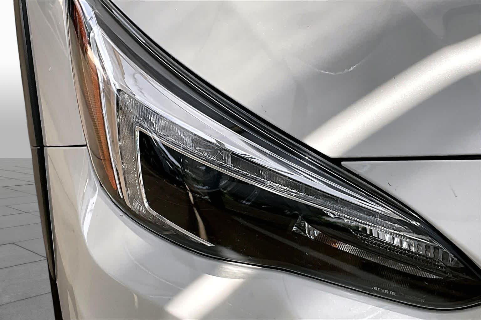 Used 2018 Crystal White Pearl Subaru Limited image 27