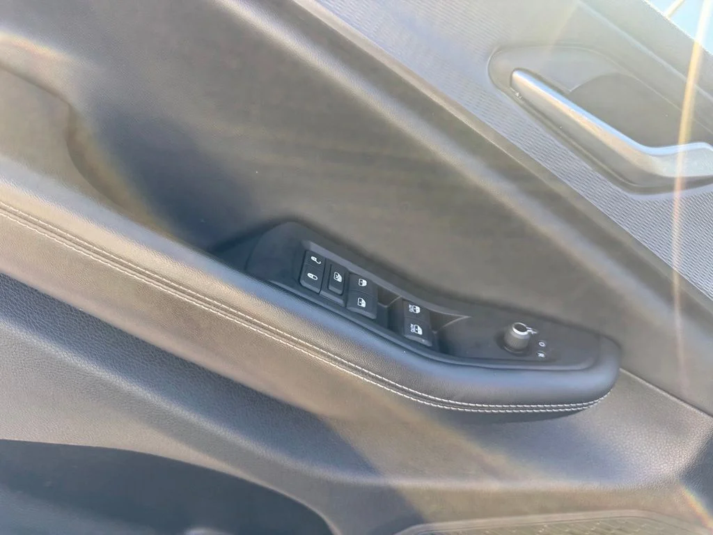 Used 2023 Silver Jeep Altitude X image 6