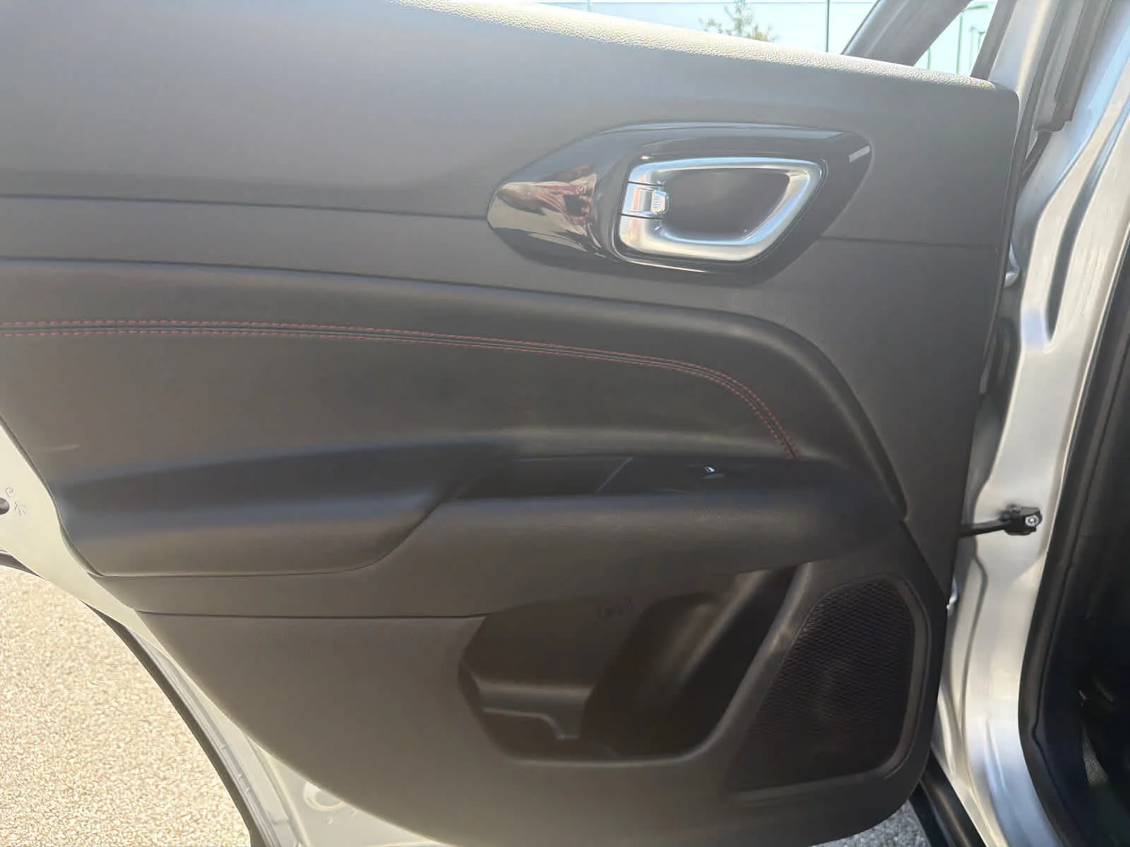 Used 2025 Silver Zynith Metallic Clearcoat Jeep Trailhawk image 11