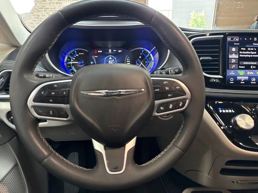 Used 2024 Diamond Black Crystal Pearlcoat Chrysler Select image 18