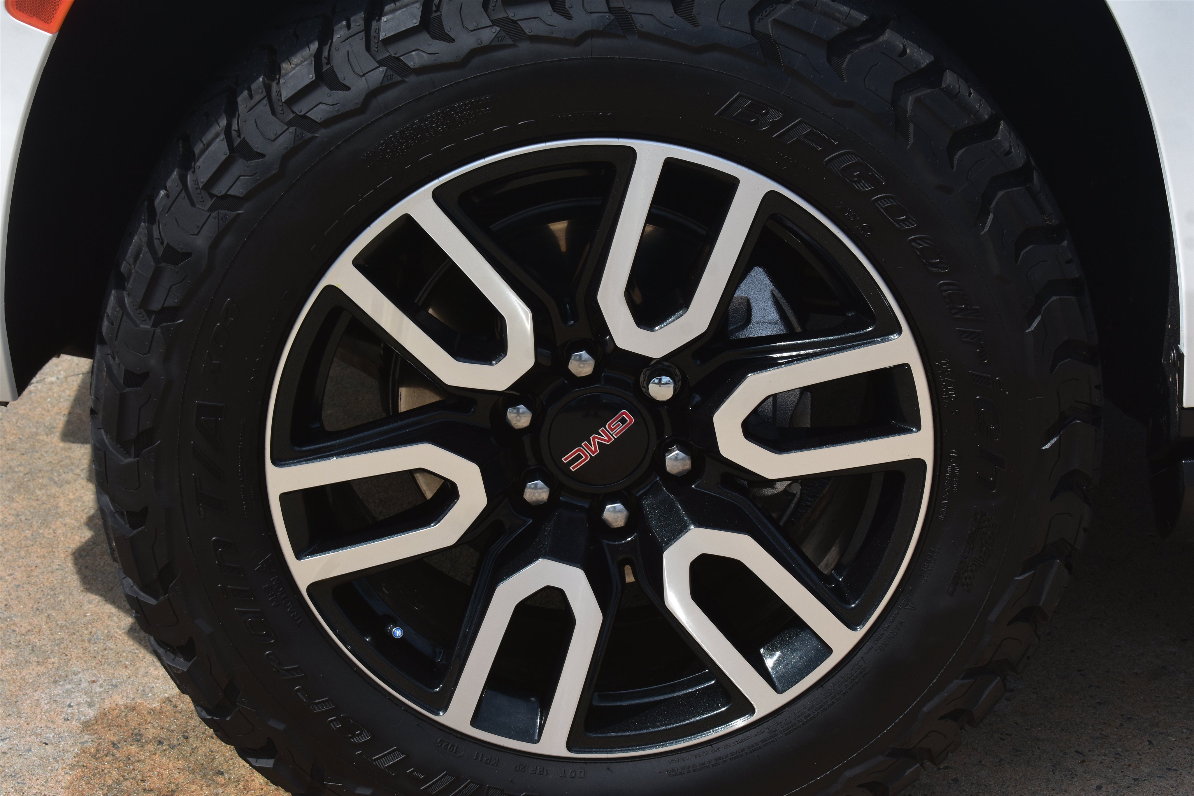 2024 GMC Yukon AT4 - Photo 11