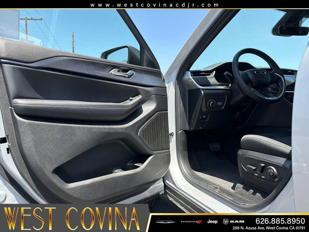 New 2026 Silver Zynith Jeep Laredo X image 10