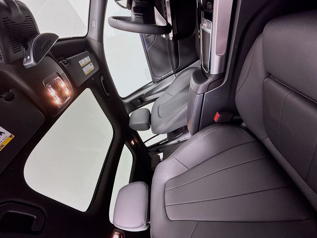 Used 2025 Black Mercedes-Benz GLB 250 image 31