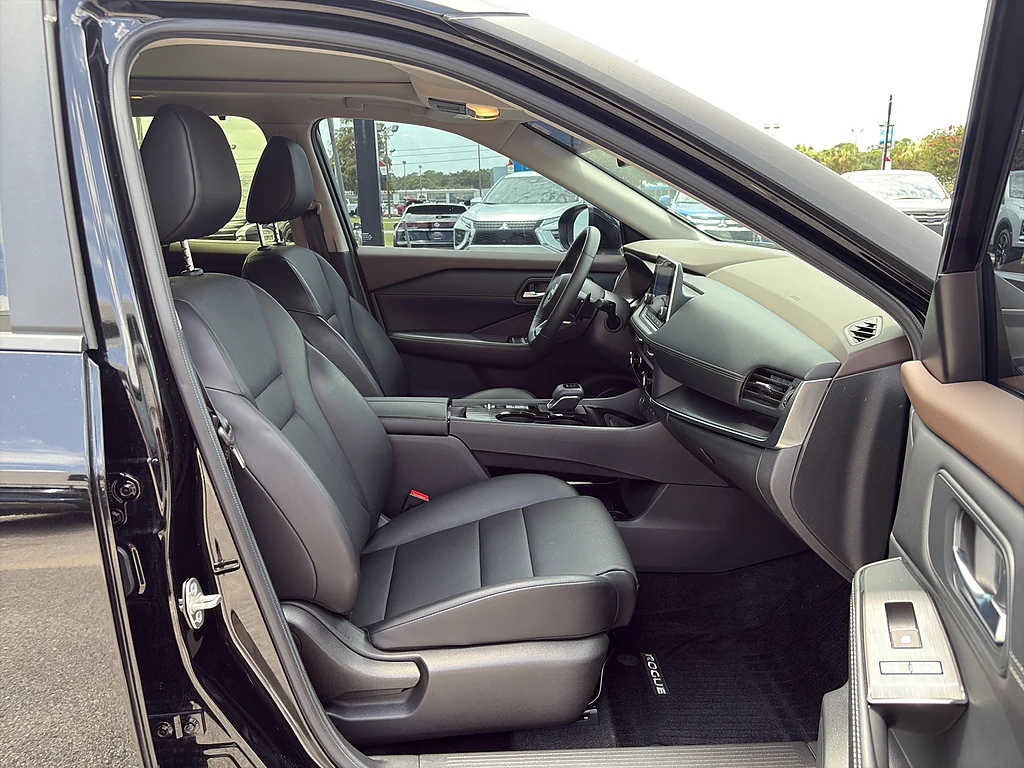 Used 2023 Super Black Nissan  image 17