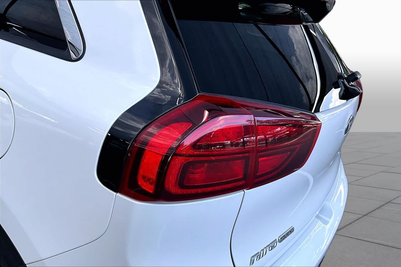 Used 2020 Snow White Pearl Kia Touring image 29