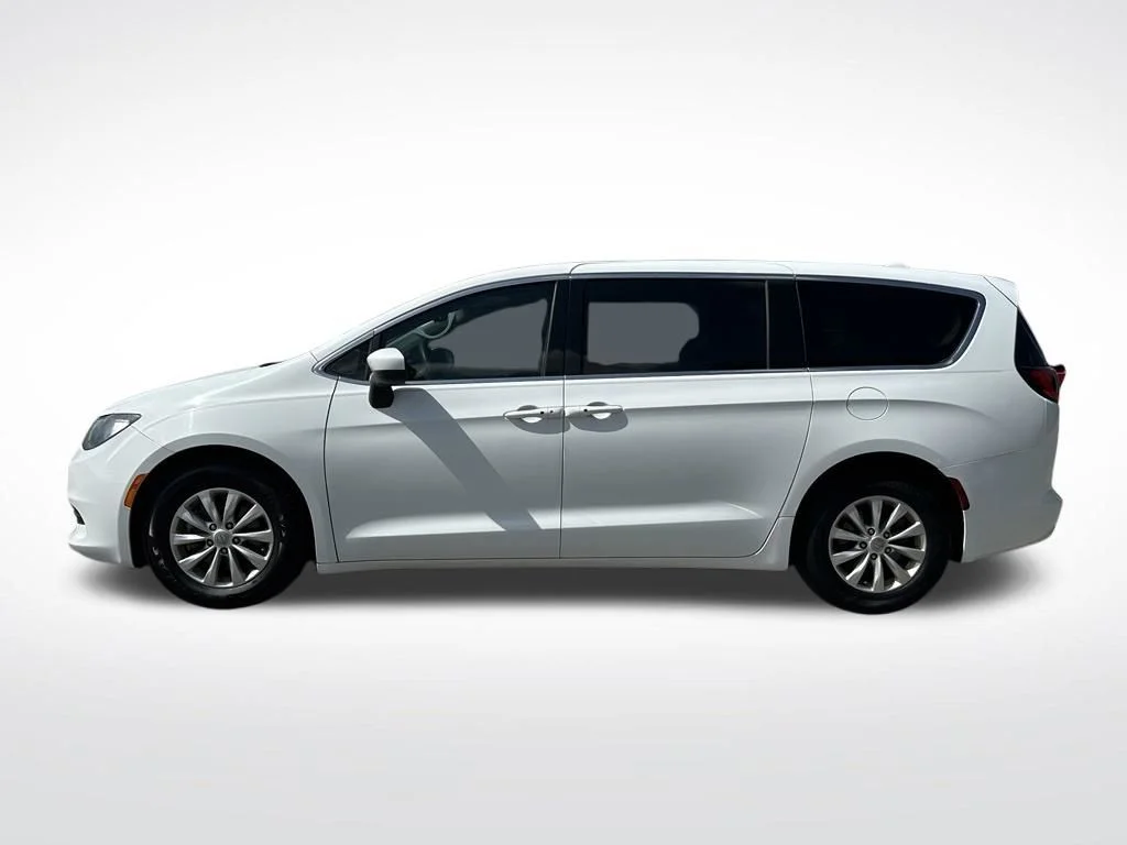 Used 2017 White Chrysler Touring image 3