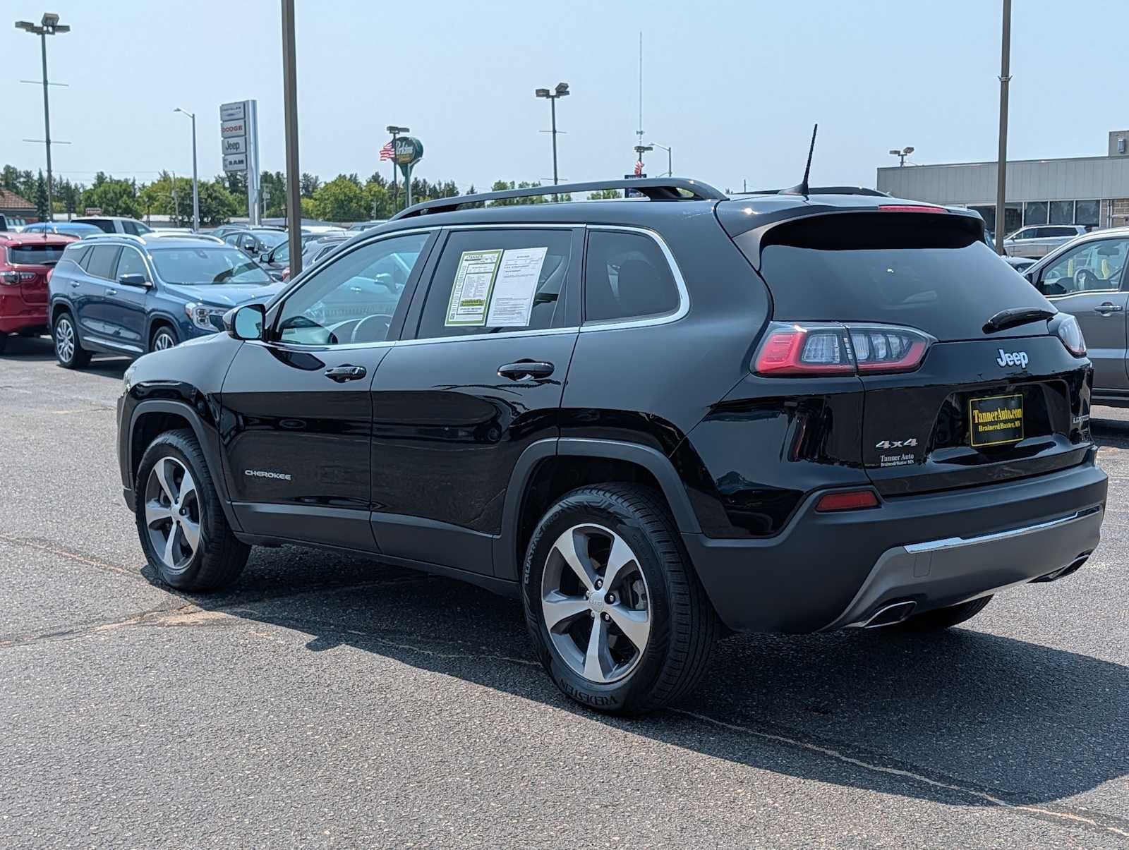 Used 2022 Diamond Black Crystal Pearlcoat Jeep Limited image 5