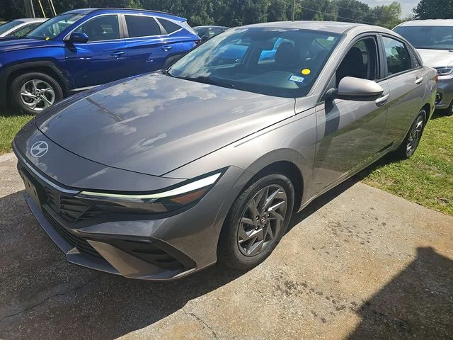 Used 2024  Hyundai SEL image 1