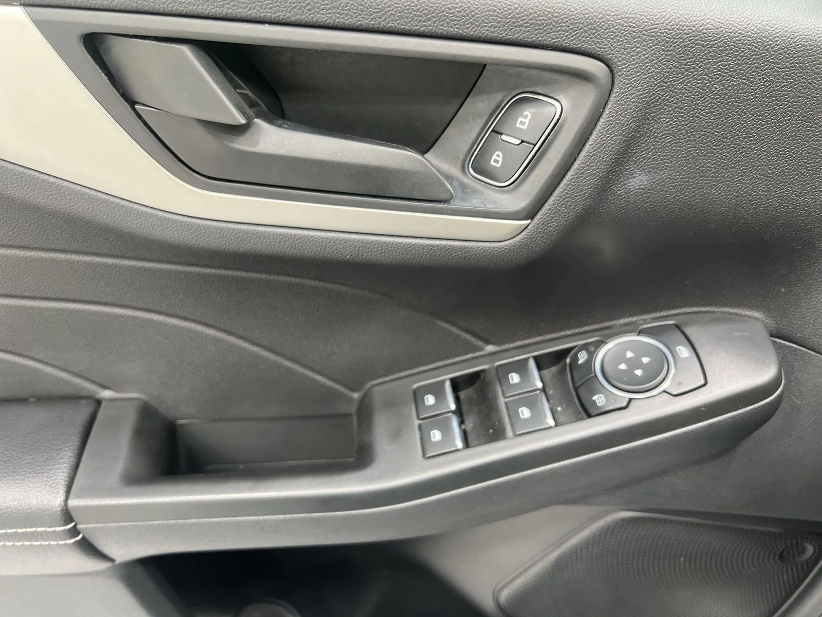 Used 2022 White Ford SE image 13