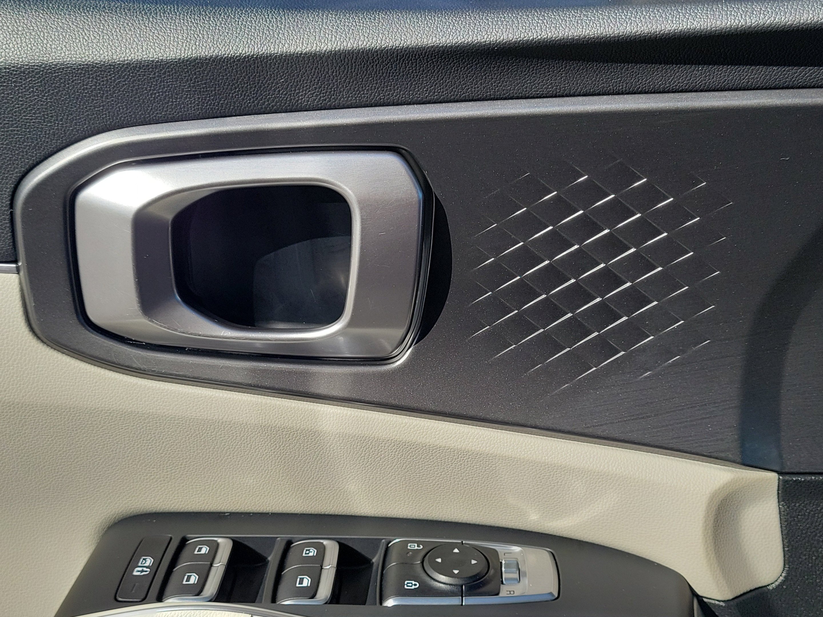 Used 2025 Silky Silver Kia EX image 29