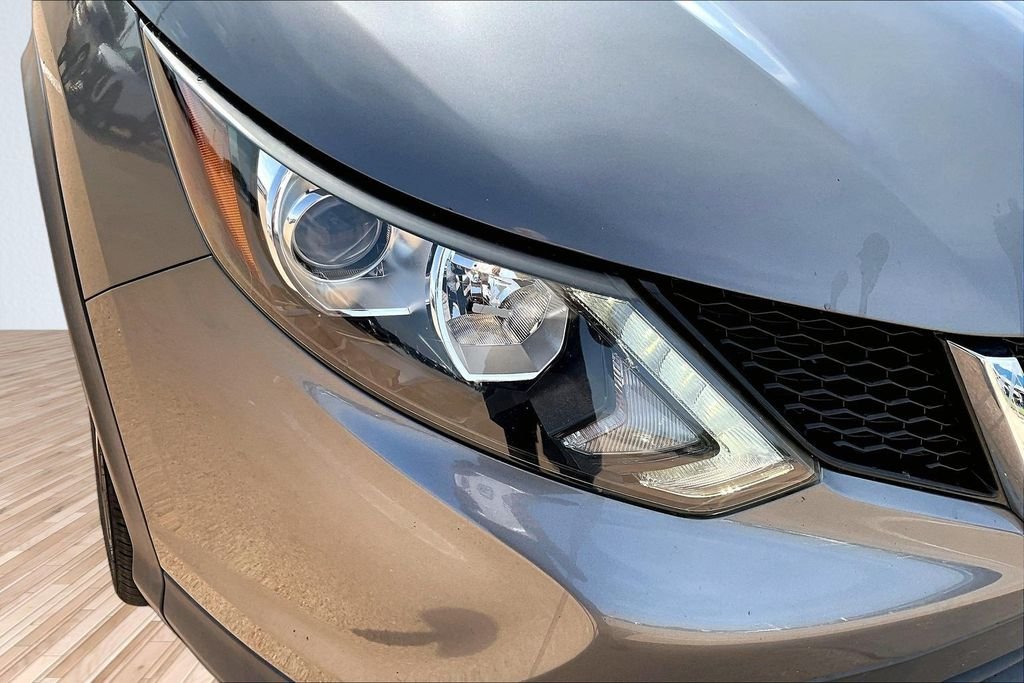 Used 2017 Gray Nissan SL image 26