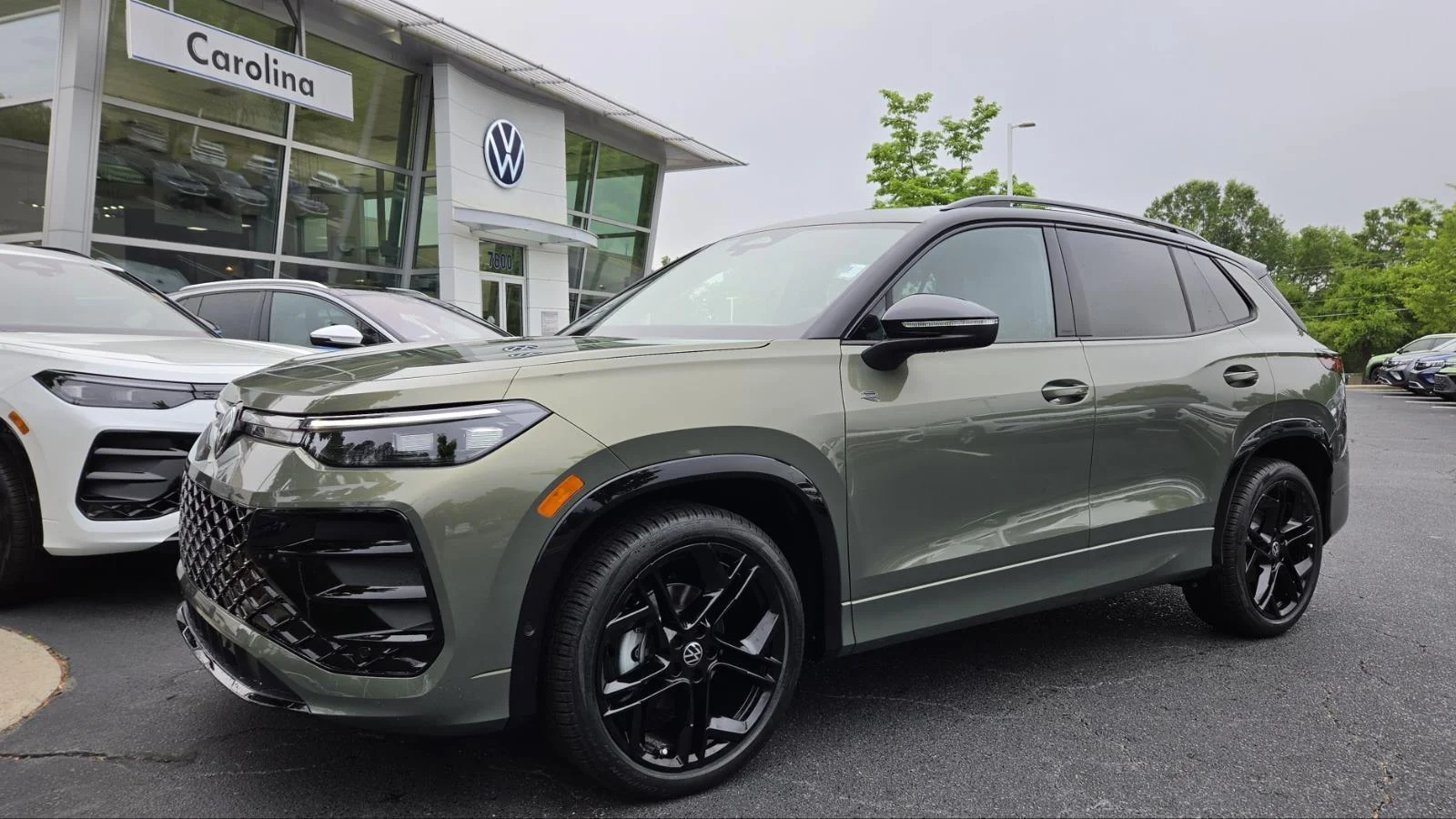 2026 Volkswagen Tiguan 2.0T SE R-Line Black's photo